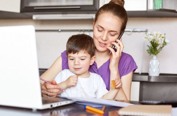 mama s dieťaťom vypĺňa dokumenty pre Kindergeld
